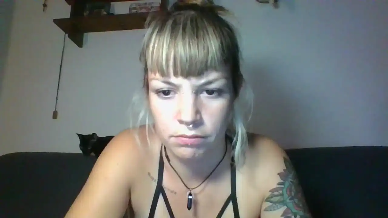 Ronamamona – Amateur.tv Live Cam Video – 2025-09-03 04:04:00