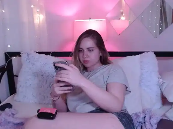 Raelynnwhitee – Streamate Live Cam Video – 2025-04-26 02:25:42